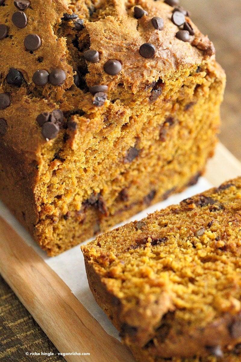 1 Bowl Vegan Pumpkin Bread Recipe. Easy Pumpkin loaf with pumpkin puree, pumpkin pie spice, walnuts and chocolate chips. Use pumpkin seeds, currants for variation | VeganRicha.com #vegan #breakfast #pumpkinbread
