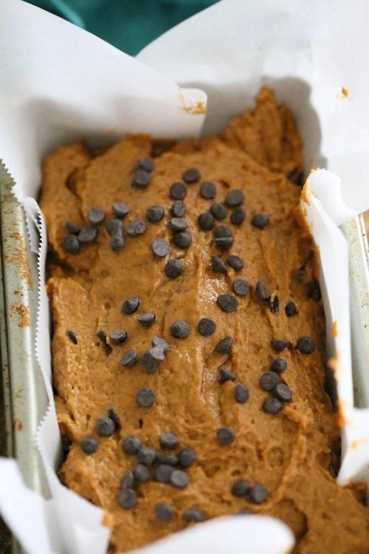 1 Bowl Vegan Pumpkin Bread Recipe. Easy Pumpkin loaf with pumpkin puree, pumpkin pie spice, walnuts and chocolate chips. Use pumpkin seeds, currants for variation | VeganRicha.com #vegan #breakfast #pumpkinbread