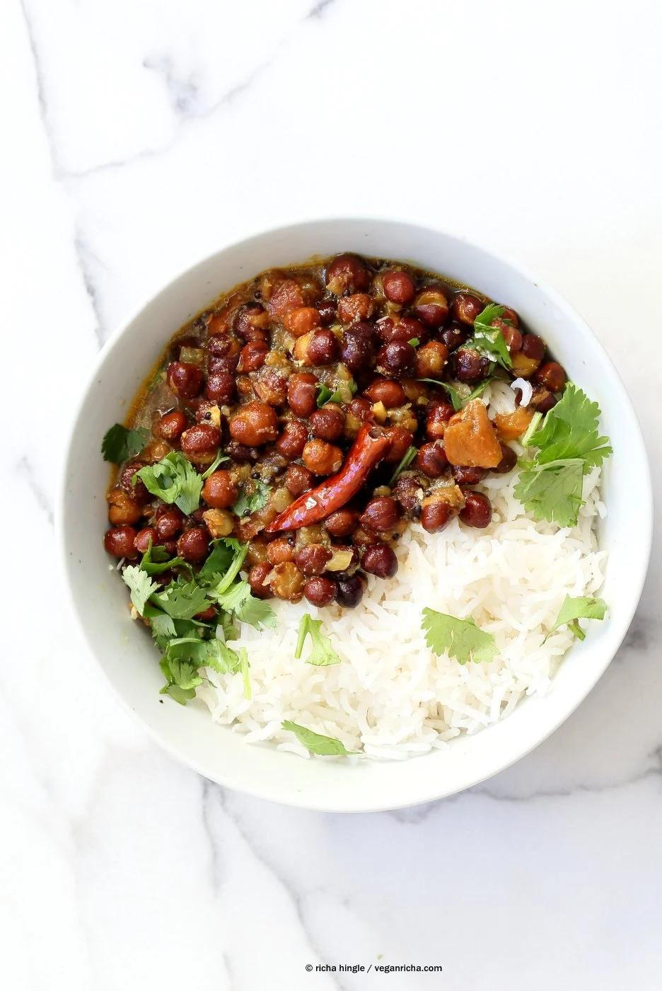 Kadala Curry - Bengal Gram or Kala Chana Curry with Coconut and Spices. Brown Chickpea Coconut Curry from South India (Kerala). Serve with rice, appams, dosas or make a bowl with roasted veggies and grains. Vegan Gluten-free Soy-free Indian Recipe | VeganRicha.com