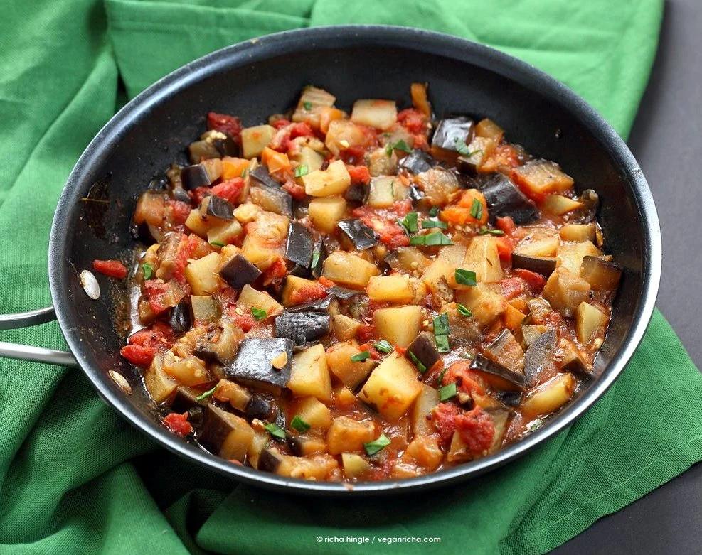 Easy Indian spiced Eggplants and Potatoes. Aloo Baingan Recipe. Curried Potato Eggplant side. | VeganRicha.com #vegan #glutenfree #Indian #eggplant #potato