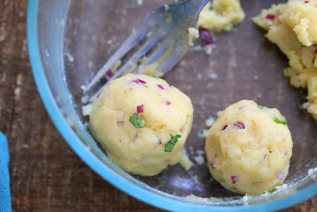 Aloo Bharta - Indian Mashed Potatoes | Pitzn