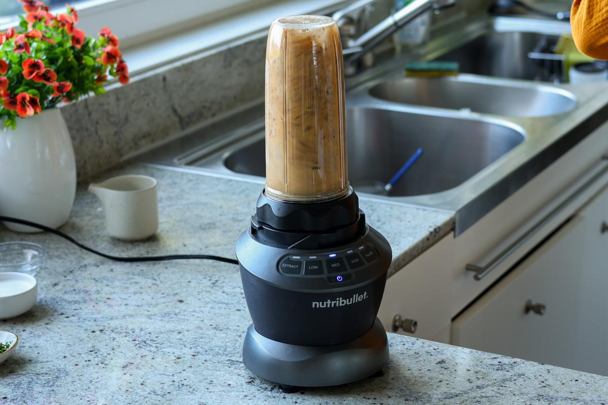 blending the balchao paste