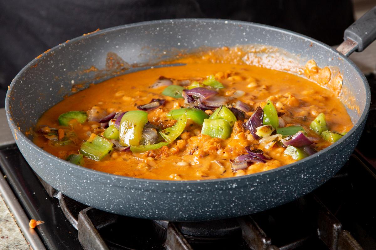 adding the topping to the do pyaza sauce