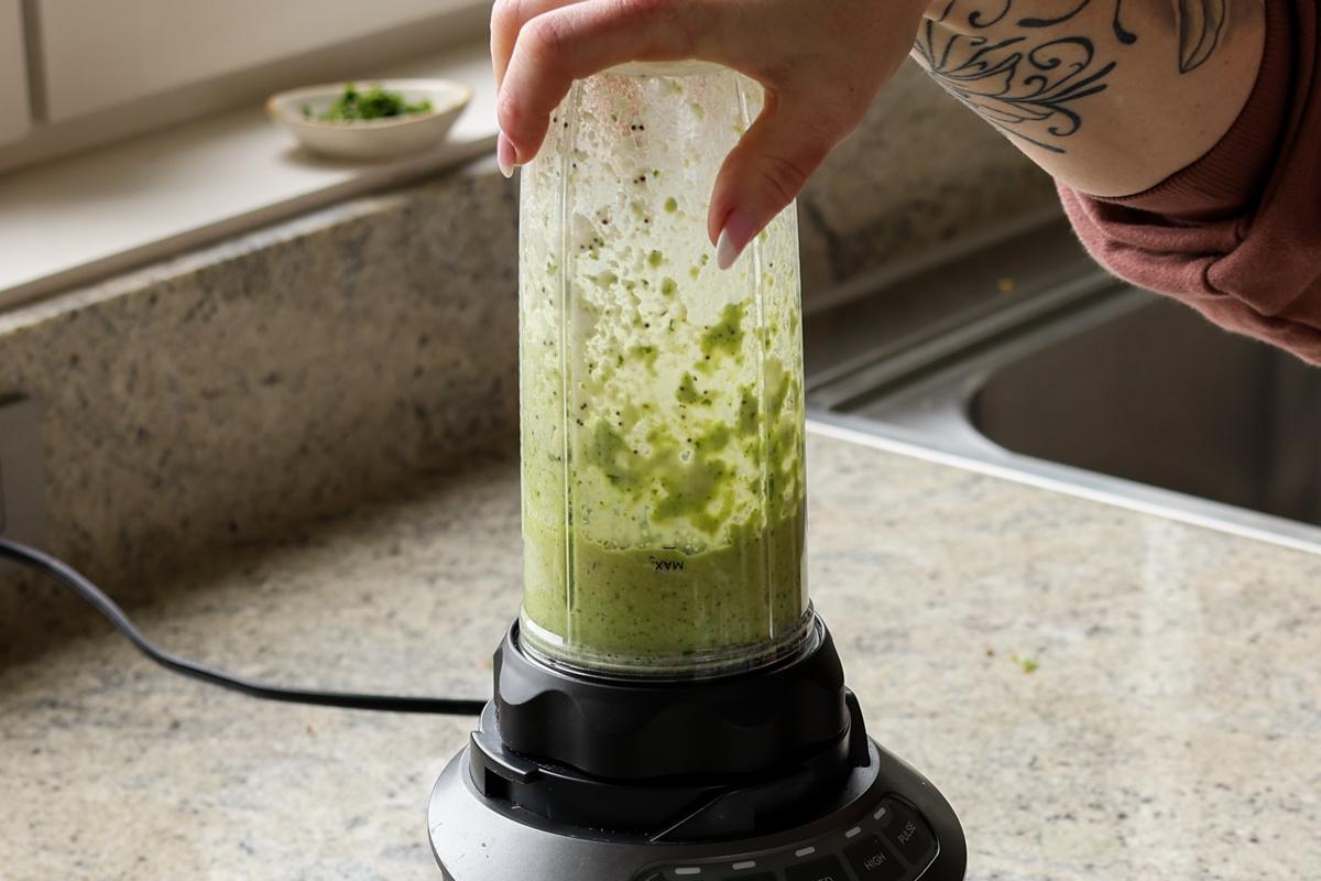 blending the coconut chutney