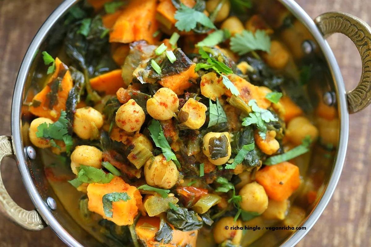 Easy One Pot Chickpea Sweet potato Spinach Curry with Indian Spices. Use spices of choice, pumpkin or other squash and other beans. | VeganRicha.com #vegan #glutenfree #soyfree #recipe