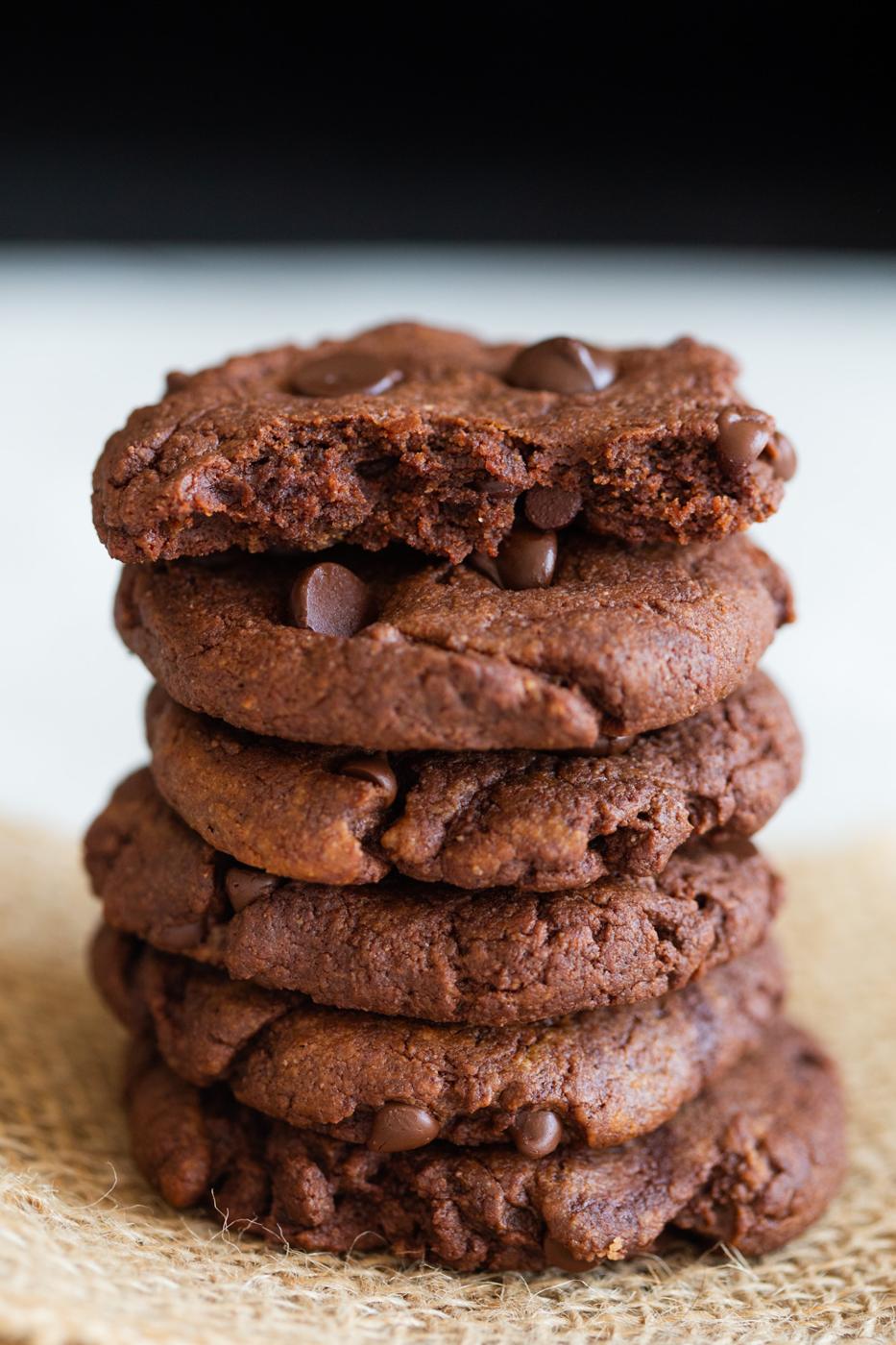 1 Bowl Chocolate Tahini Cookies. Amazing Texture and flavor in these Easy Cookies. 8 Ingredients. 20 Mins. #Vegan #Oilfree #Glutenfree #Grainfree #Nutfree #Recipe #VeganRicha