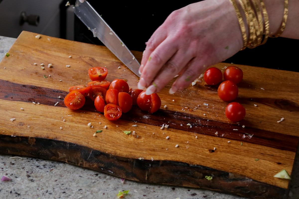 slicing the tomato