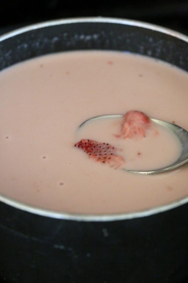 Chunky Strawberry Ice Cream. Vegan Strawberry Ice Cream with coconut milk. Dairy-free | https://VeganRicha.com #icecream #vegan