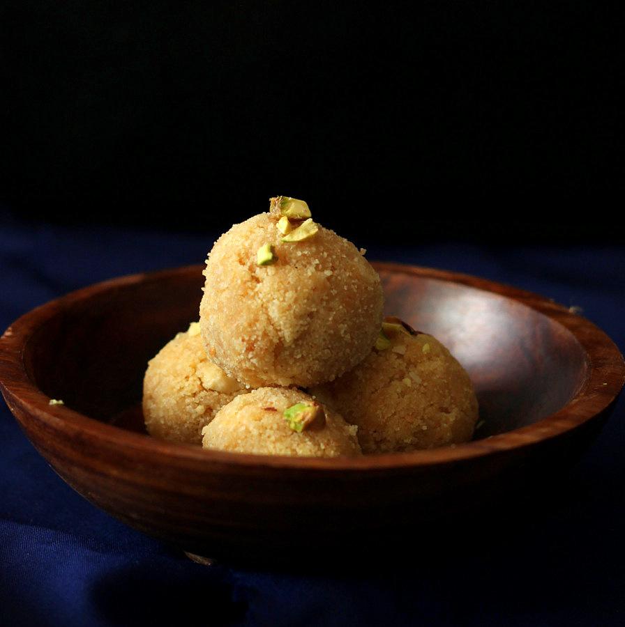 Pitzn: Coconut Rava Ladoo