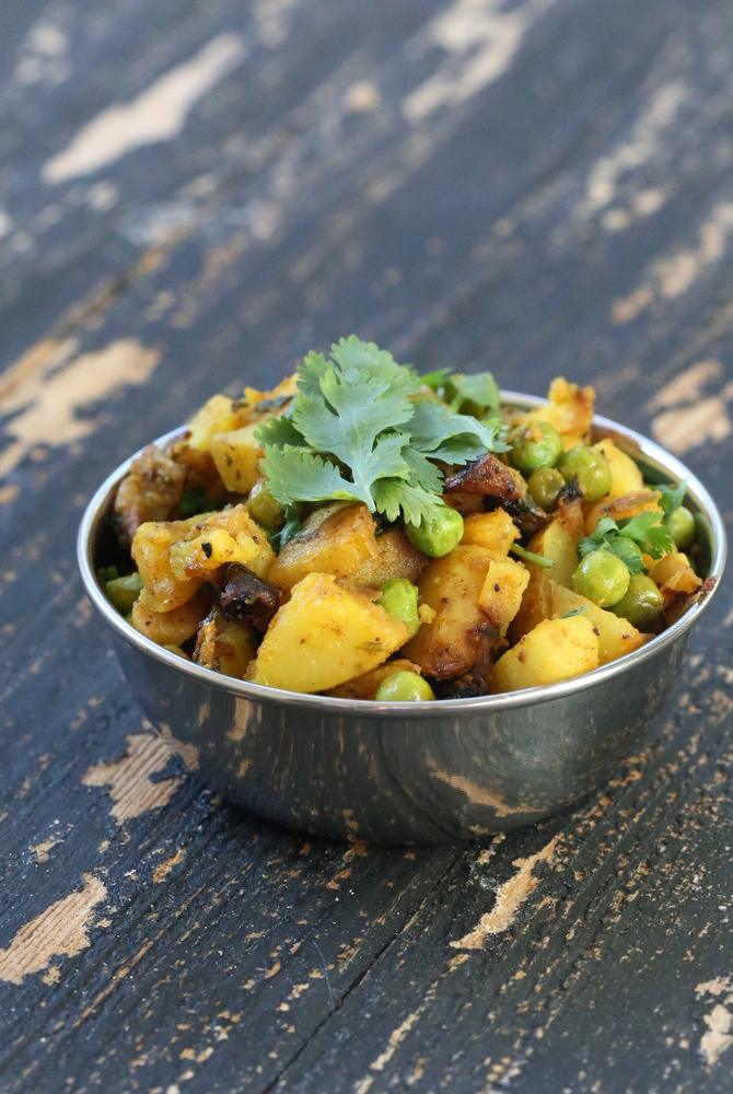 Dhania Waale Aloo Matar. Potatoes and peas spiced with Indian spices and cilantro | Pitzn