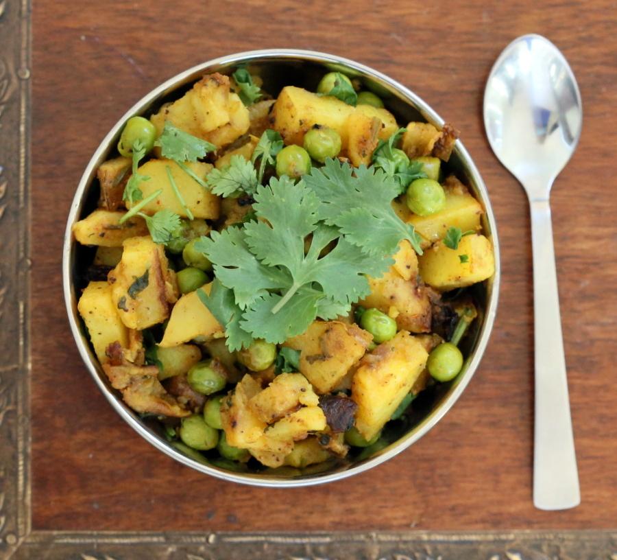Dhania Waale Aloo Matar. Potatoes and peas spiced with Indian spices and cilantro | Pitzn