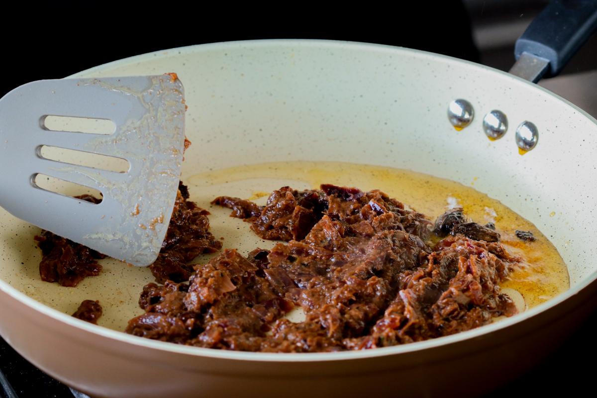 adding the do pyaza sauce to the whole spices
