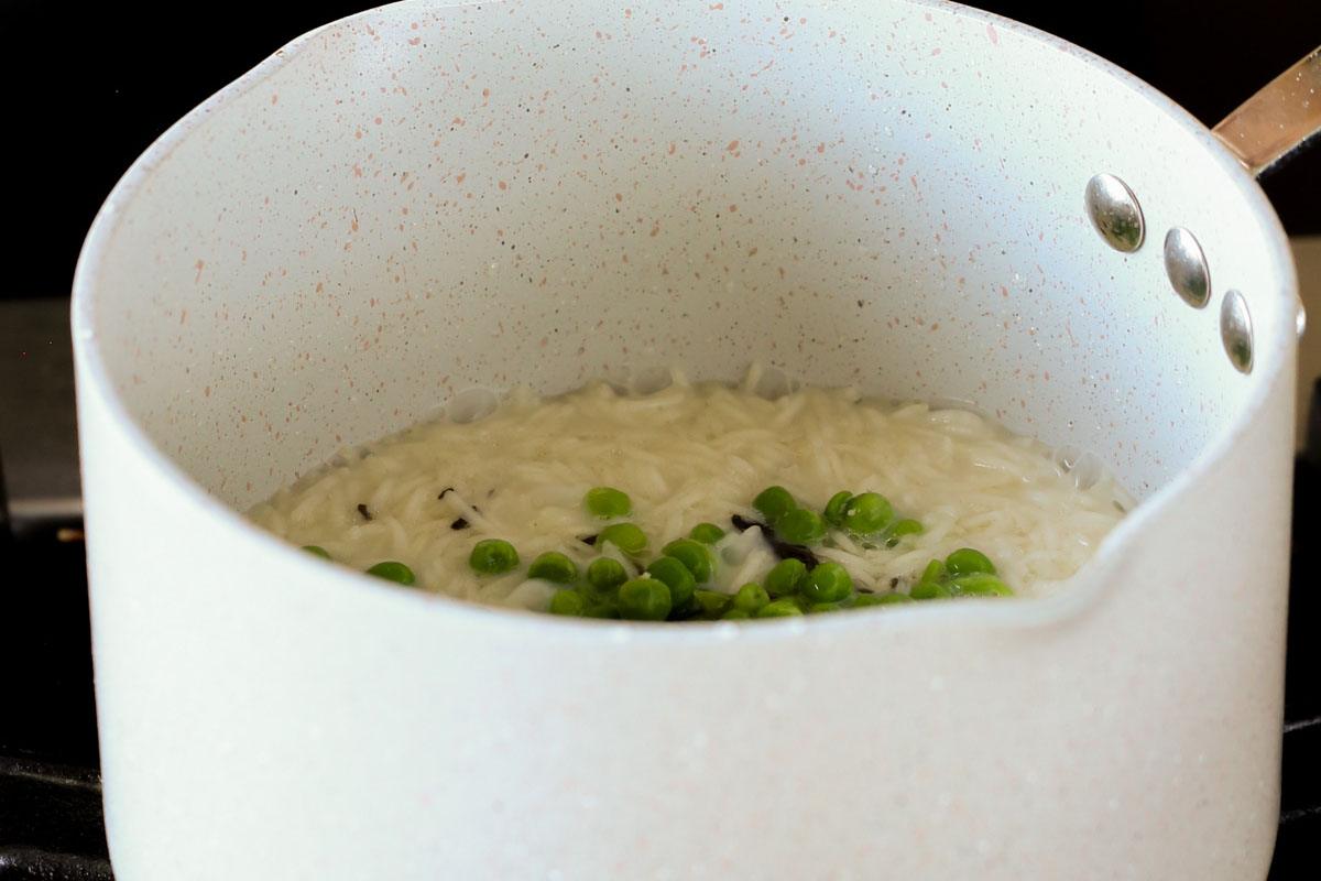 rice and peas in the pot before cooking