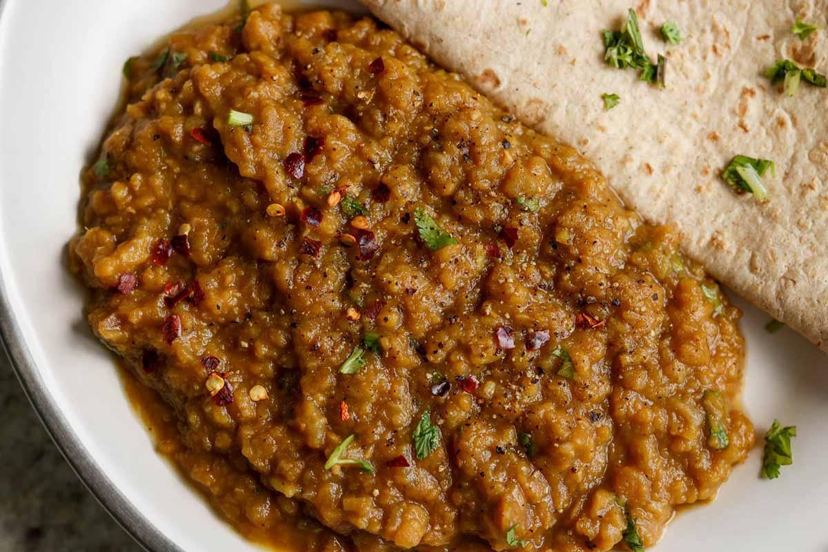 plate of kik alicha with flatbread