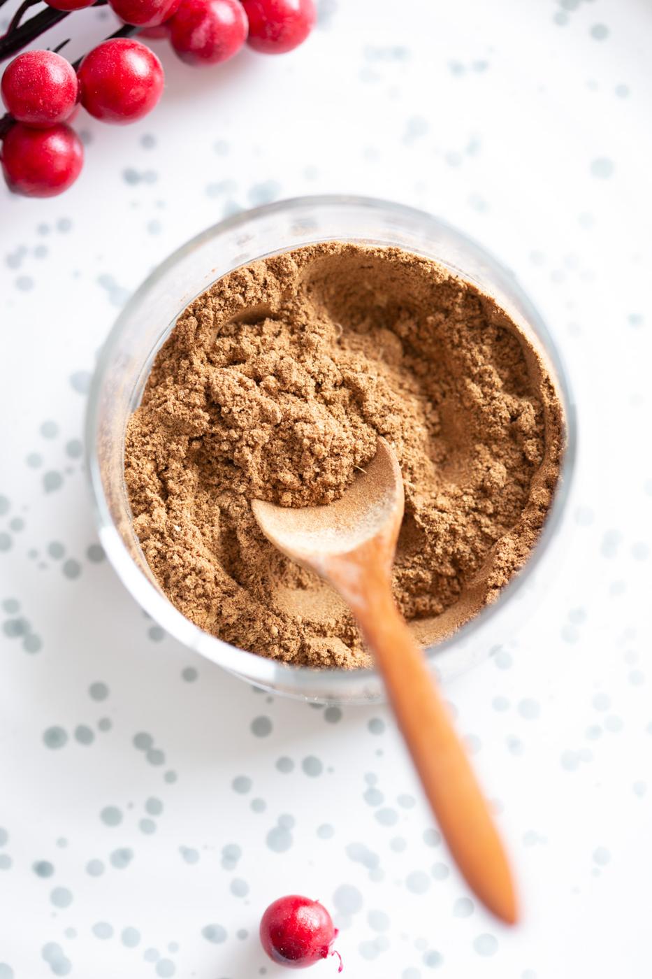 How to make Gingerbread Spice Mix. Easy gingerbread spice with everyday ingredients. Use in gingerbread cake, gingerbread cookies, latte and more. Great for gifting. Vegan Glutenfree #vegan #veganricha