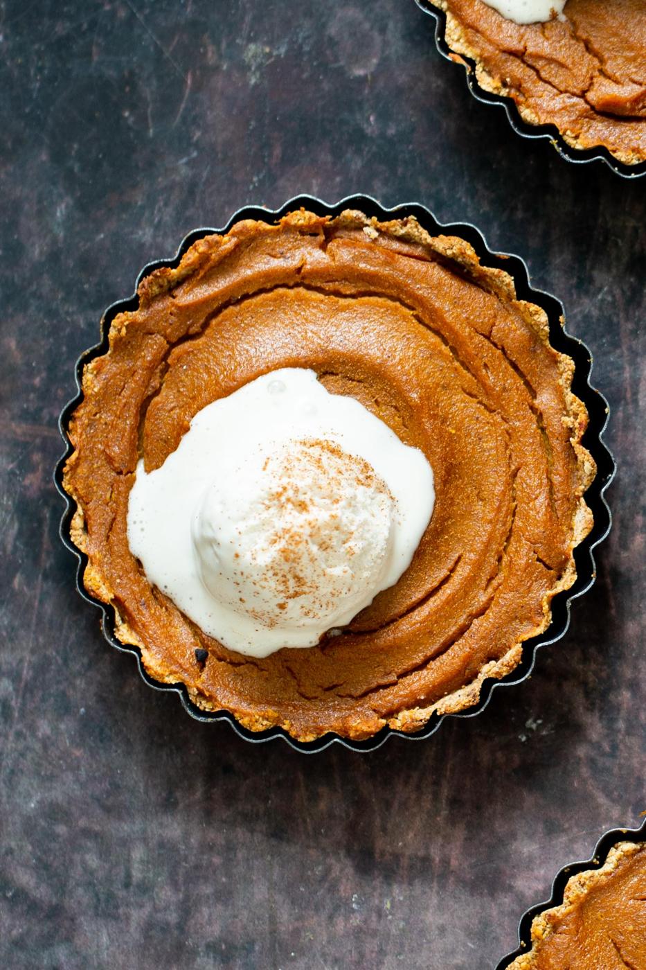 Mini Gluten Free Vegan Pumpkin Pie – Date Sweetened
