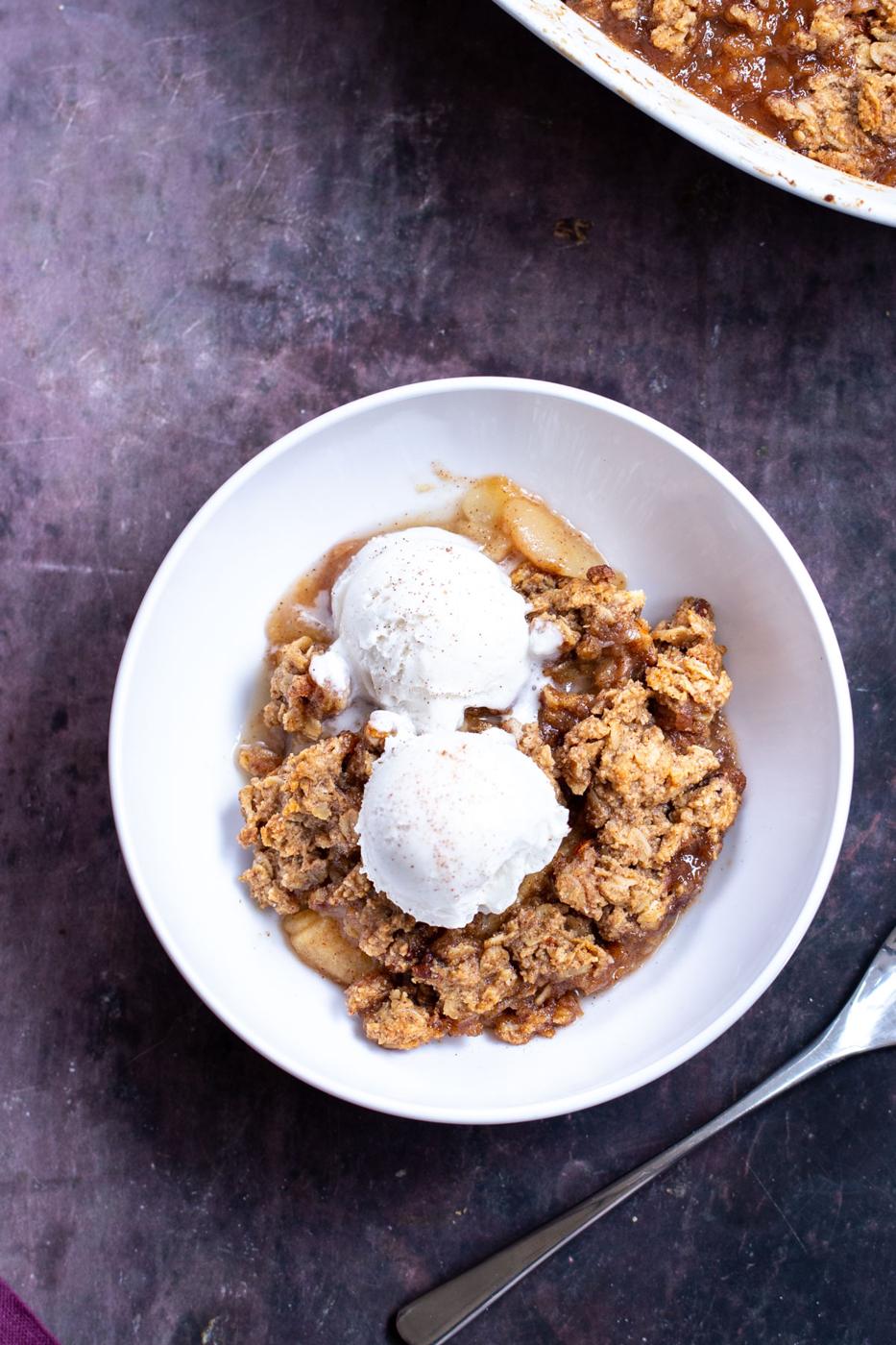 apple pear crisp with two scoops of ice cream