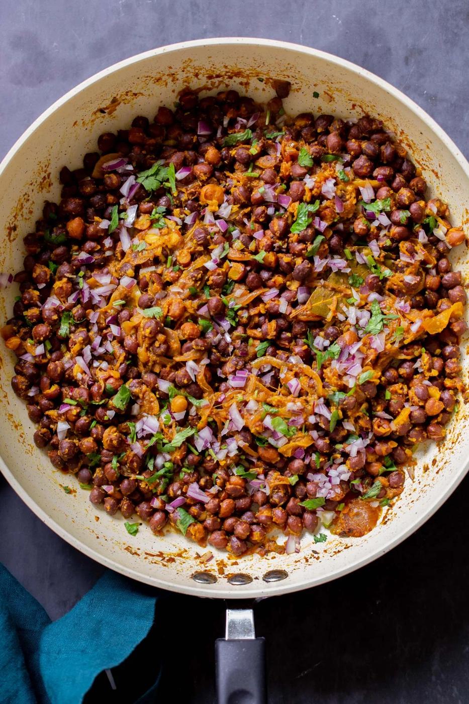Kala Chana Ghugni (Indian Brown Chickpea curry)