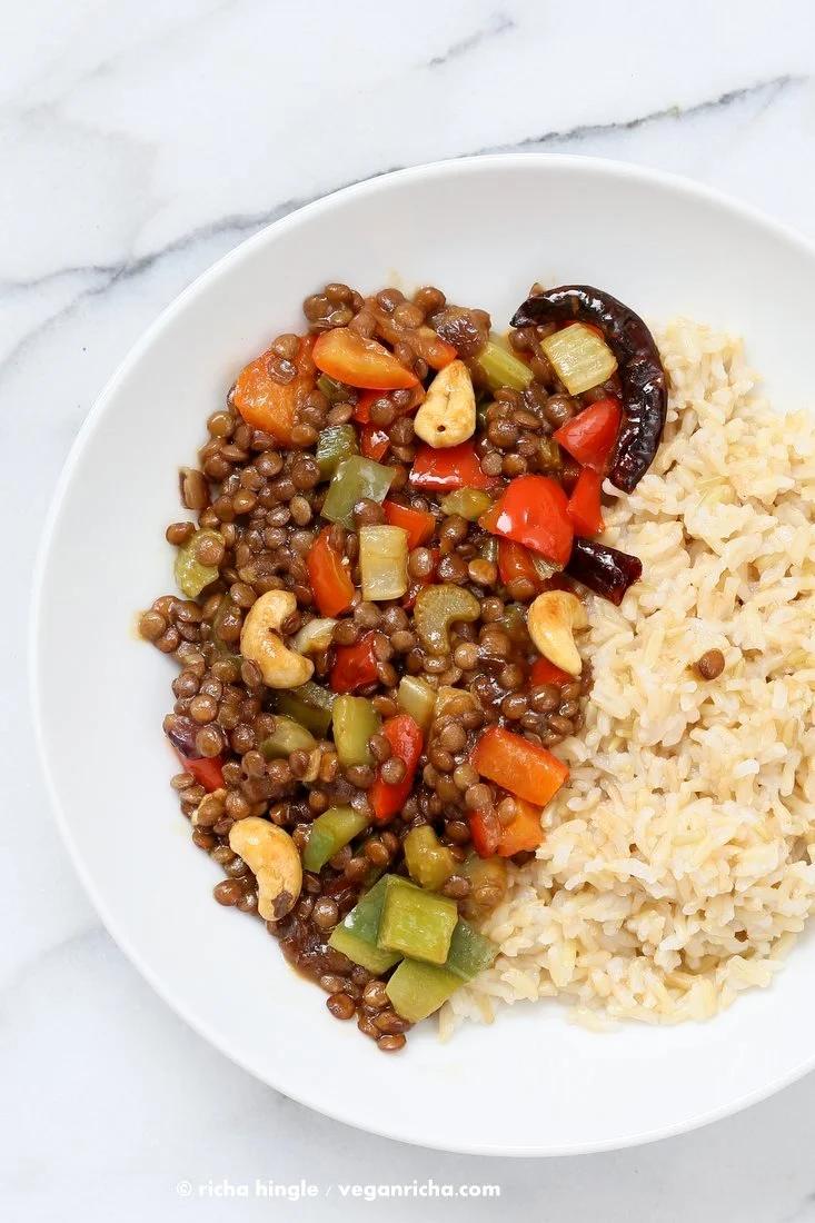 Spicy Kung Pao Lentils with a delicious kung pao sauce, veggies and cooked lentils. Easy 30 minute weeknight dinner |Pitzn