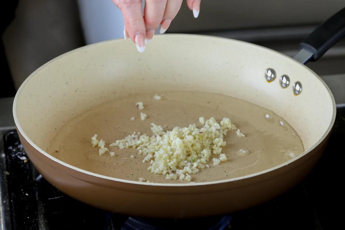 garlic in the pan