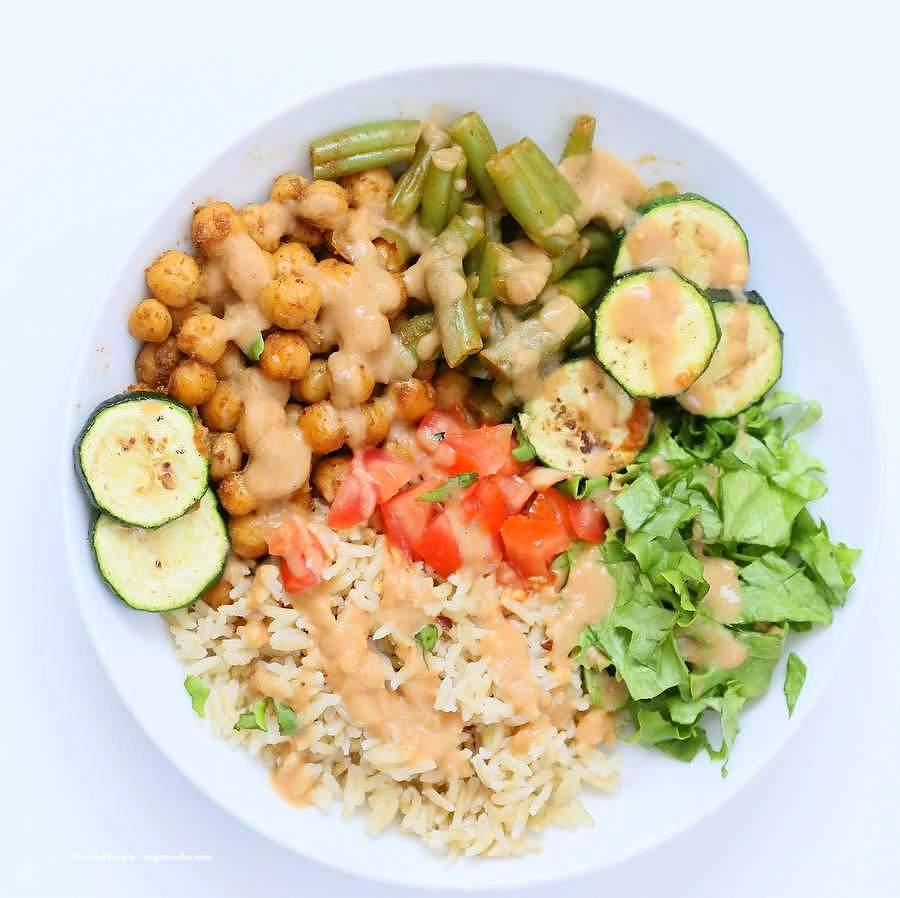 Masala Chickpea Bowl with Chana masala Spice Cream Sauce | Pitzn
