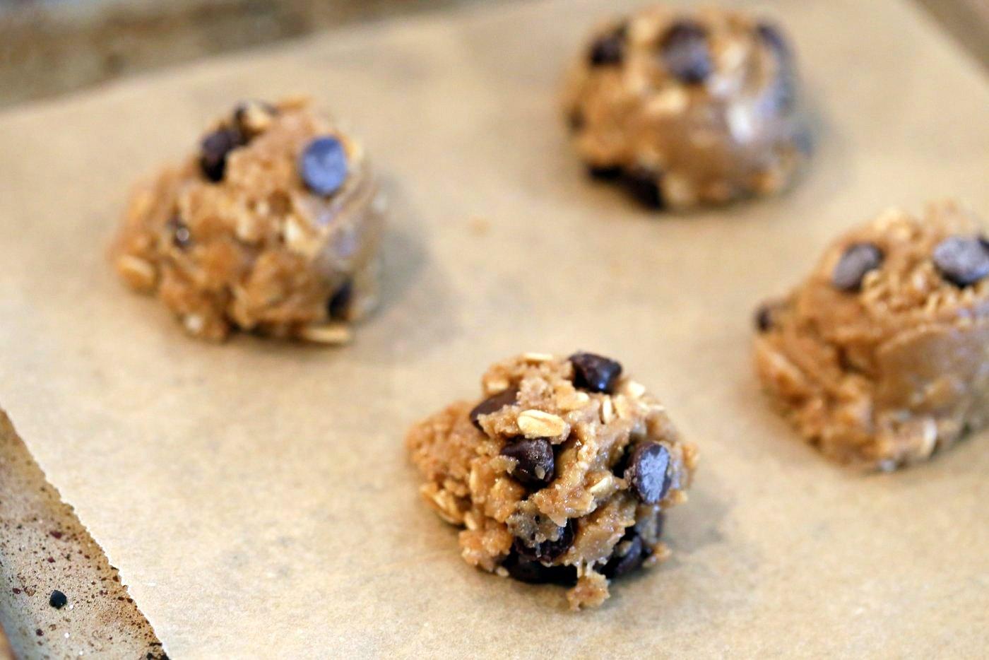 Oatmeal Chocolate Chip Sunbutter Cookies. Cinnamony Sunflower seed butter Oatmeal Cookies. These Soft Cookies come together really quickly and make a great snack or treat. Vegan Nut-free Recipe. Can be Gluten-free | VeganRicha.com