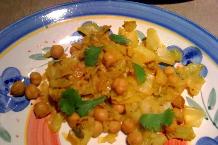 Patta Gobi chole! (Cabbage and Garbanzo beans stir fry)