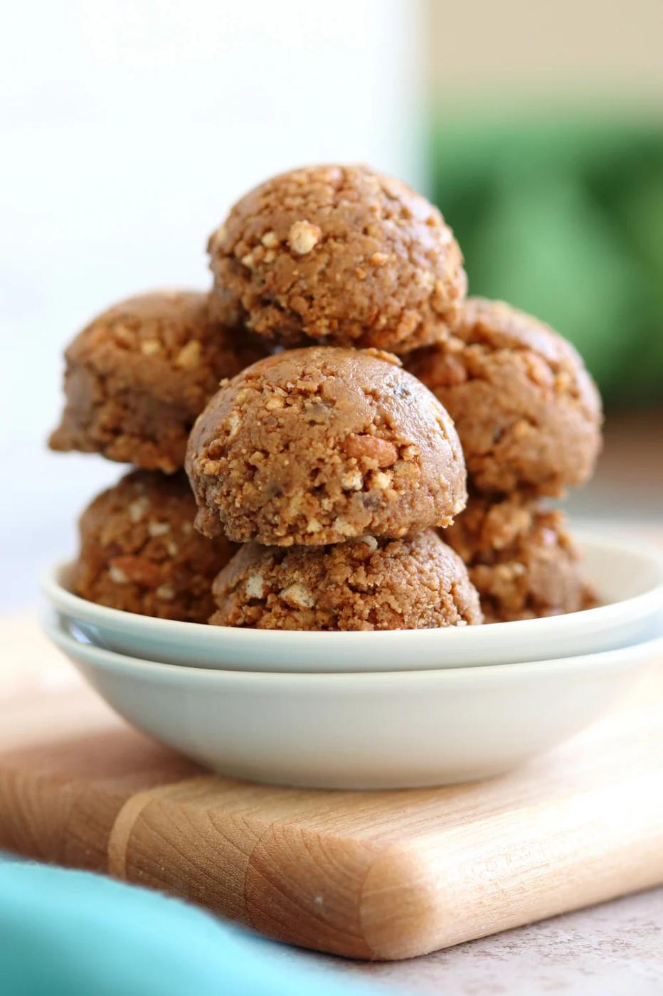 Peanut butter balls with Rice Krispies or Oats. These are like no bake chocolate peanut butter Cookies. 6 Ingredients. Rice Krispies add texture to these Nut Butter Energy Bites. Use oats or puffed quinoa, millet, other grain. #Vegan #Glutenfree #Soyfree Recipe. Use sunbutter for nutfree #veganricha