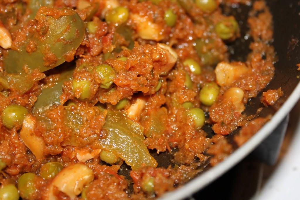 Peas, Bell pepper, Cashew in Tomato Cilantro Curry
