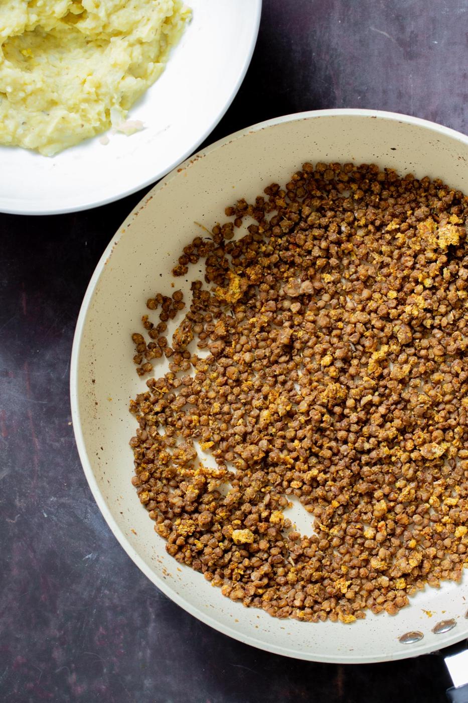 crispy lentils in the frying pan