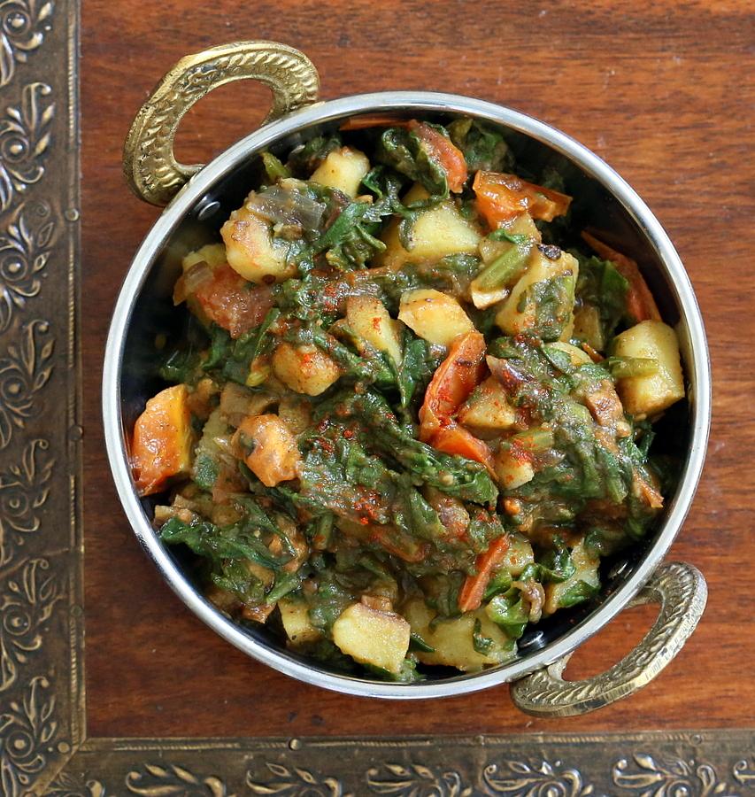 Potato Spinach Stir Fry. Aloo Palak Indian Recipe. Easy Spinach and potato side. Use other greens as rainbow chard, mustard greens | VeganRicha.com #vegan #glutenfree #Indian