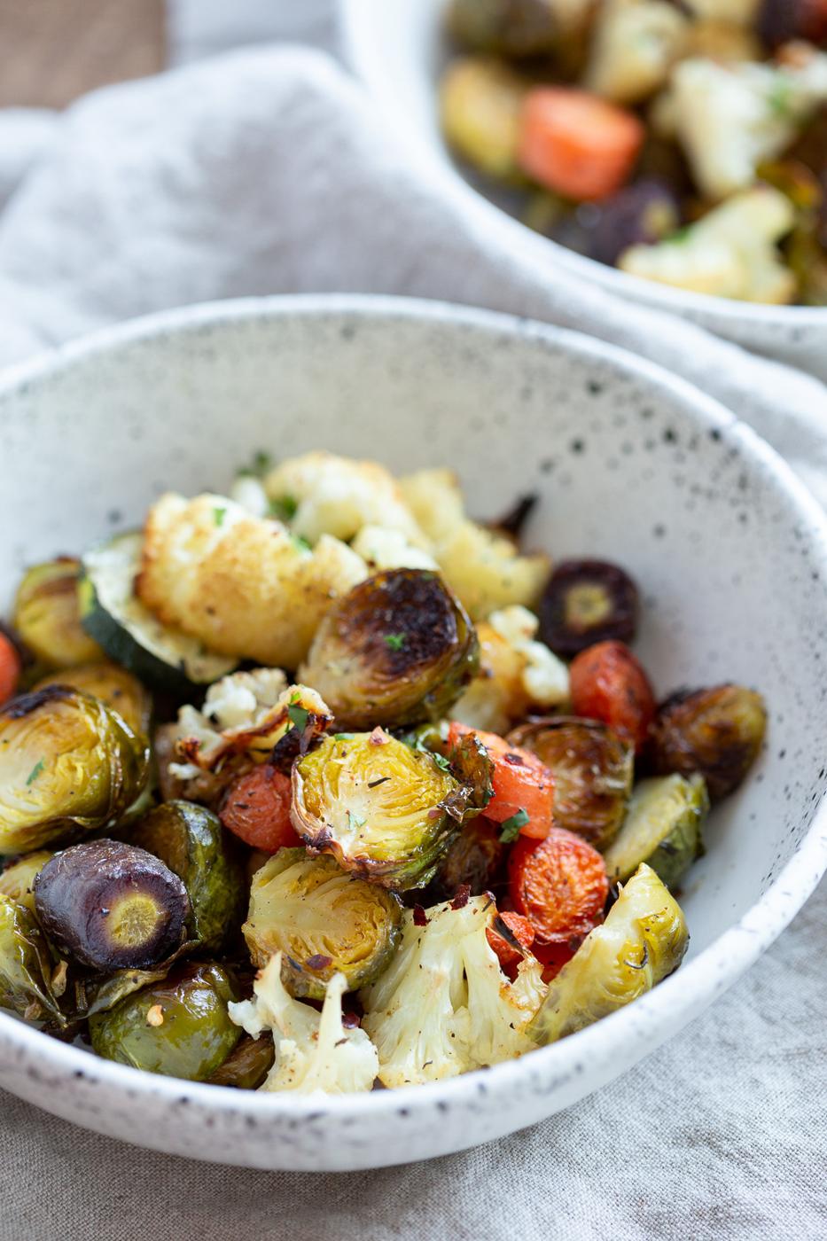 Roasted Brussels Sprouts and Cauliflower with fresh herbs and black pepper. Tips on how to roast veggies that are perfectly crisp, vibrant, flavorful, not-dry or chewy. Roasted Veggies Bowl.#Vegan #Glutenfree Nutfree Soyfree #Recipe #VeganRicha