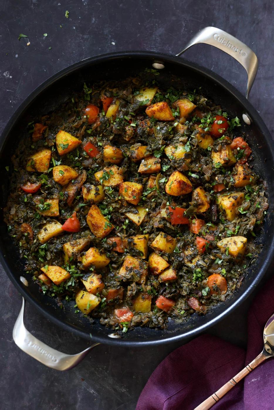 saag aloo in the pan after cooking