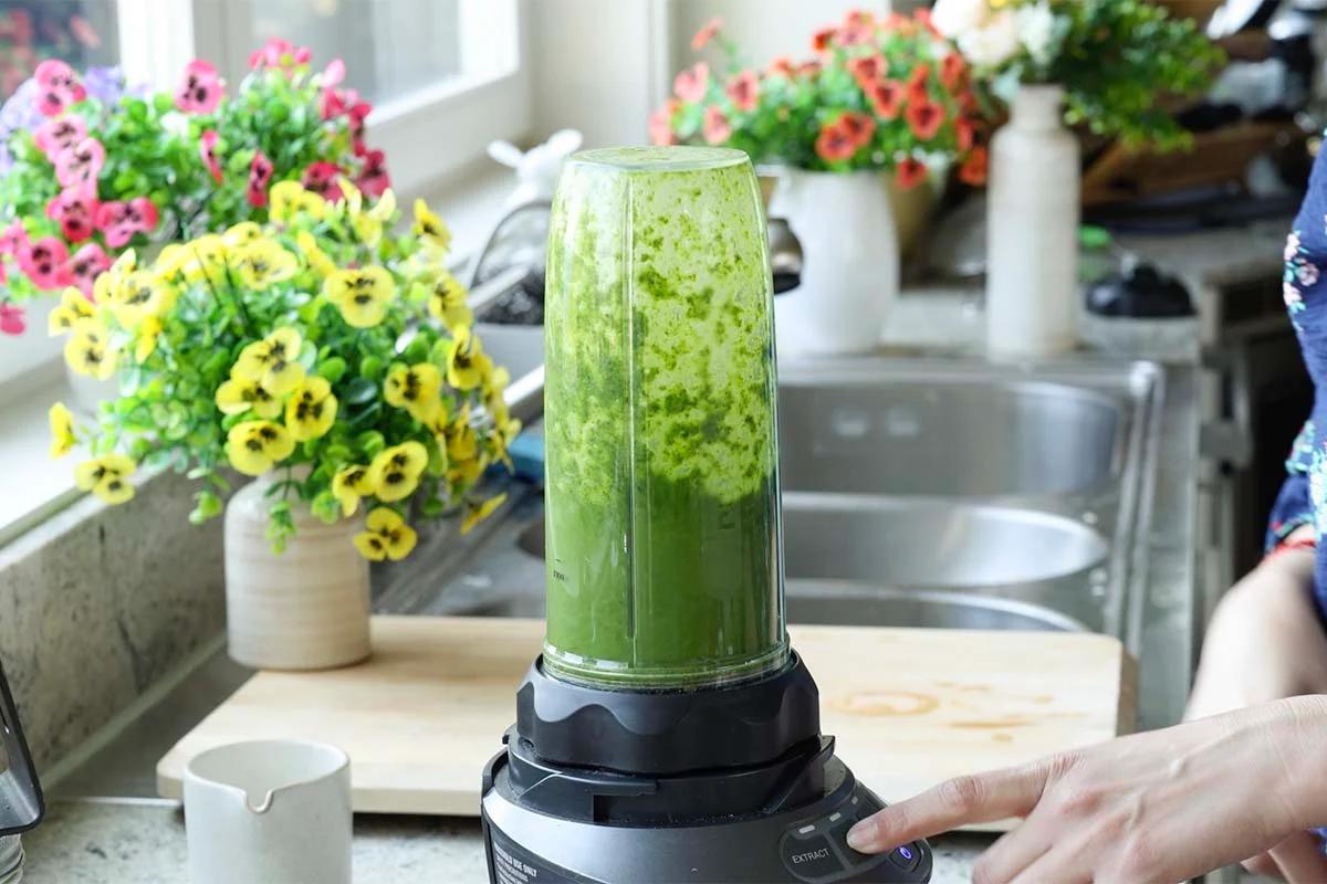 blending the green chutney