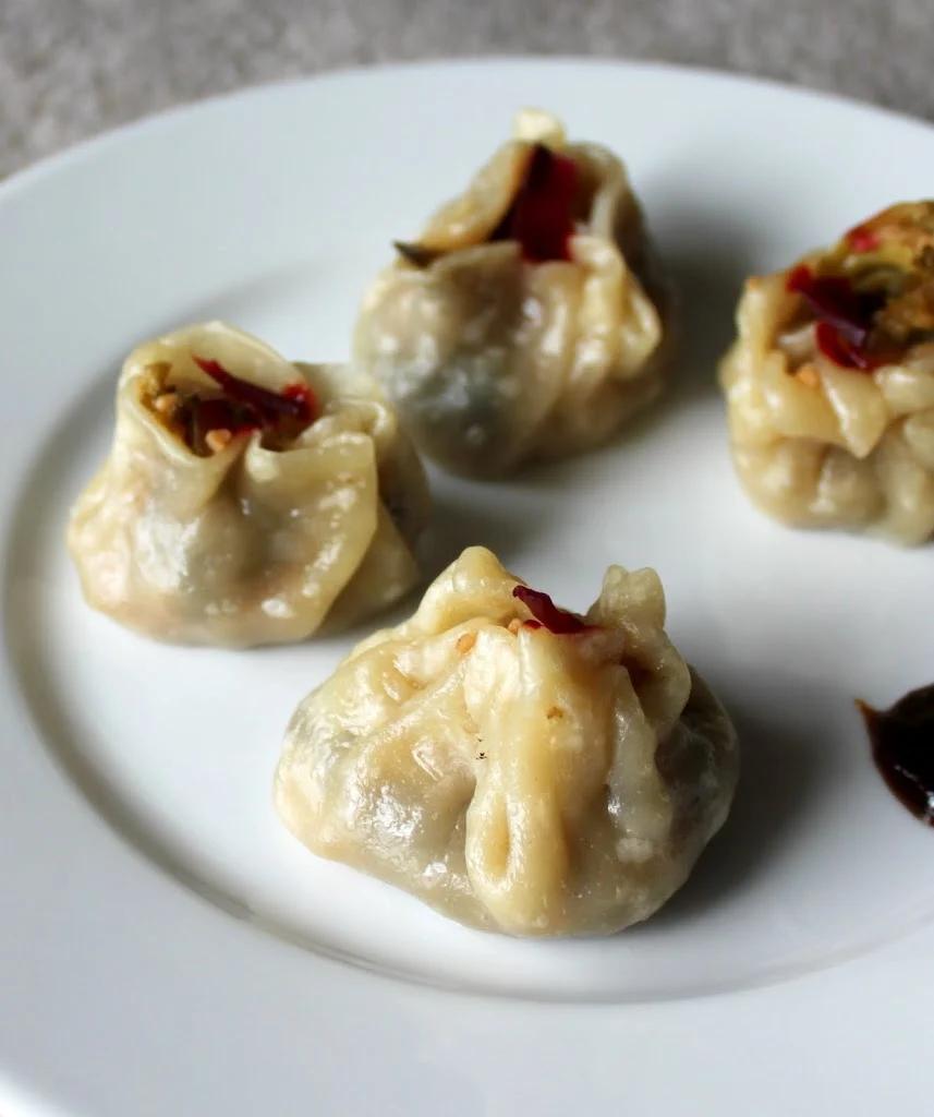Shu Mai/Siu Mai dumplings filled with broccoli & zucchini in garlic sauce (Vegan)