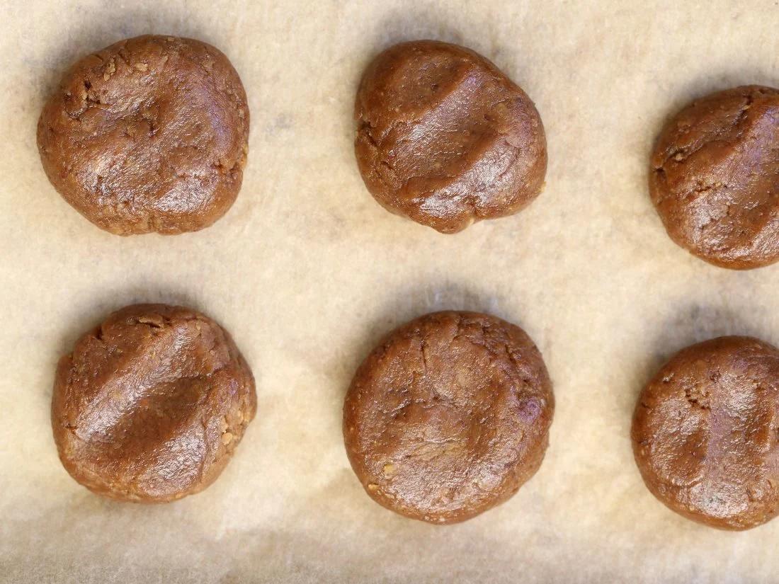 Pumpkin Ginger Snaps. Vegan Pumpkin Ginger Cookies with gingerbread spices and pumpkin. Soft Fudgy Cookies. Vegan Recipe | VeganRicha.com