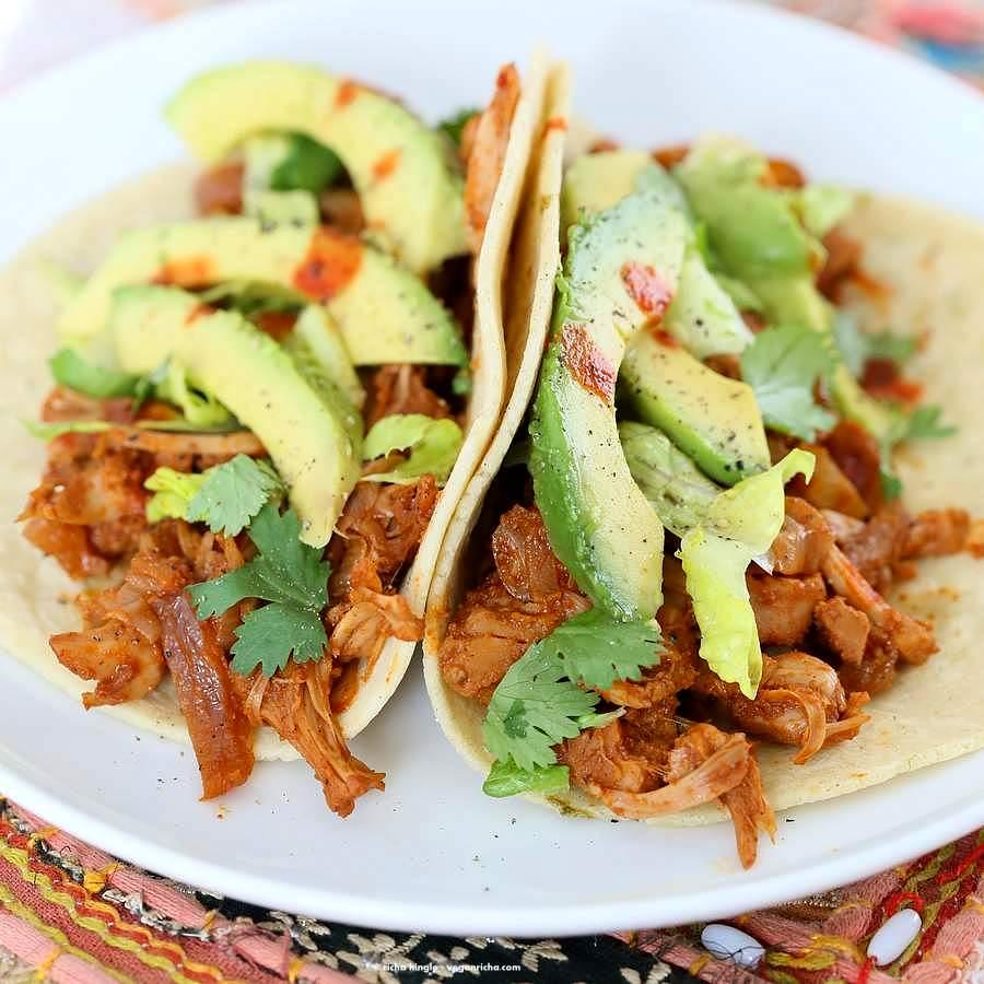 Spicy Chipotle Garlic Jackfruit Tacos | Pitzn #vegan #tacos