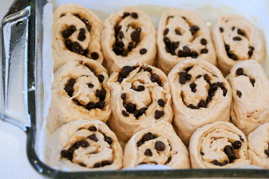 Strawberry Chocolate Cinnamon Rolls | Pitzn