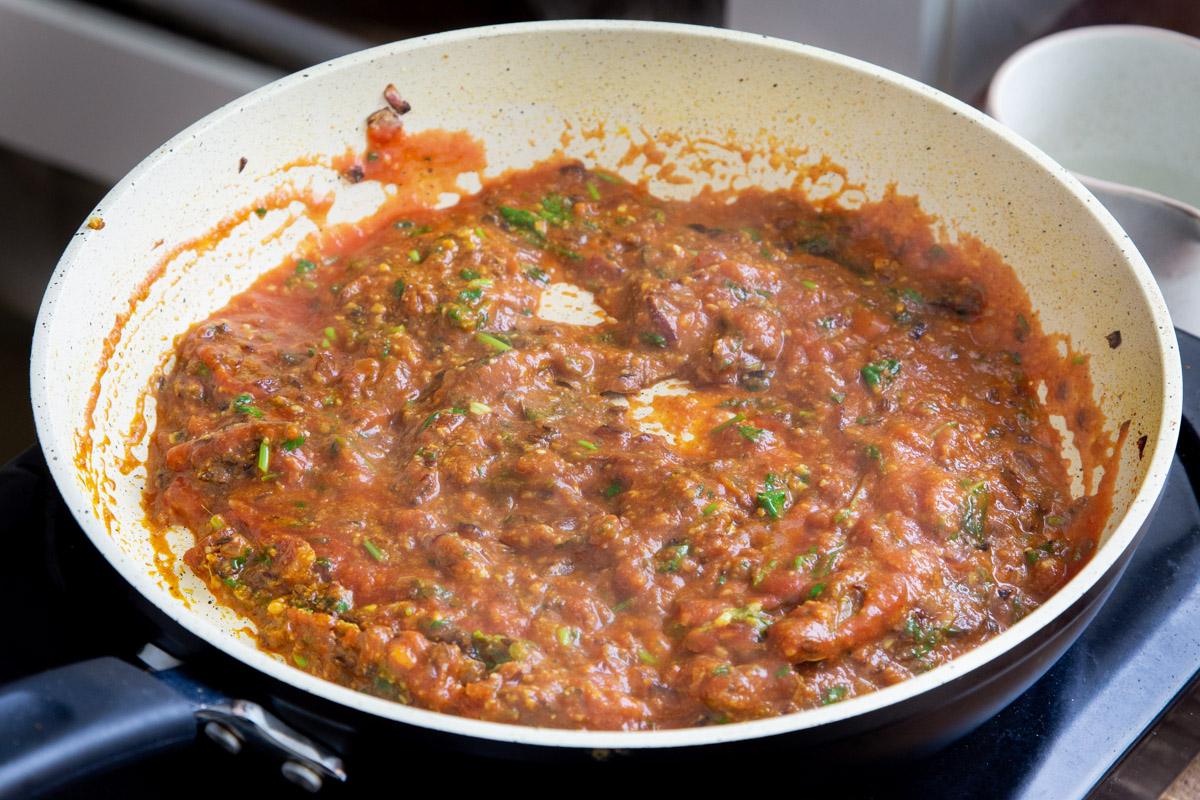base for vegan balti chicken in a pan