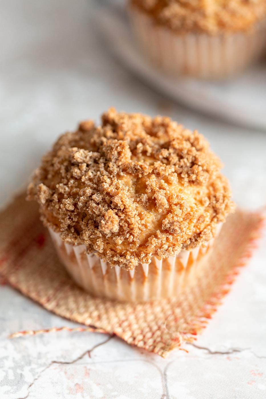 Vegan Banana Muffins with Streusel on jute