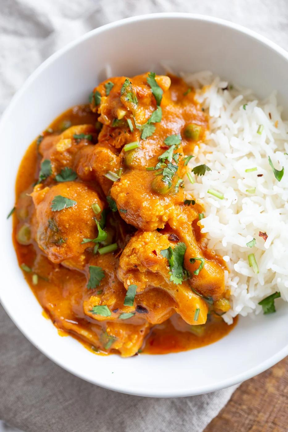 Vegan Cauliflower Pea Curry - 1 Pot Gobi Matar masala. This cauliflower peas curry gets baked in the oven. Creamy roasted flavors without standing around roasting the sauce. #Vegan #Glutenfree #Nutfree #Soyfree #Recipe #VeganRicha #gobimatar #cauliflowerpeacurry . Add some cooked chickpeas to make a meal
