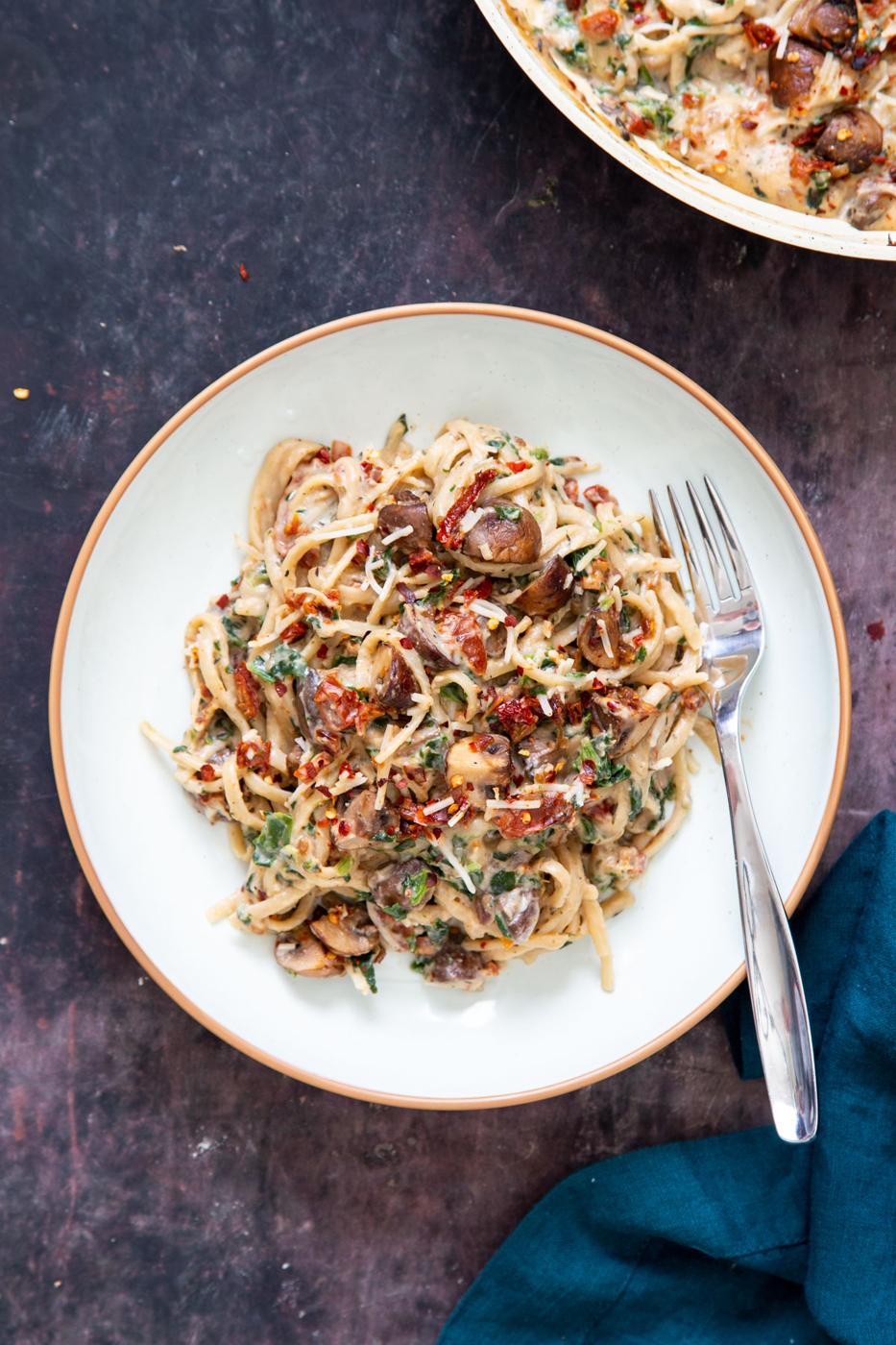 Creamy Vegan Mushroom Pasta with Sundried Tomatoes – One Pot Recipe