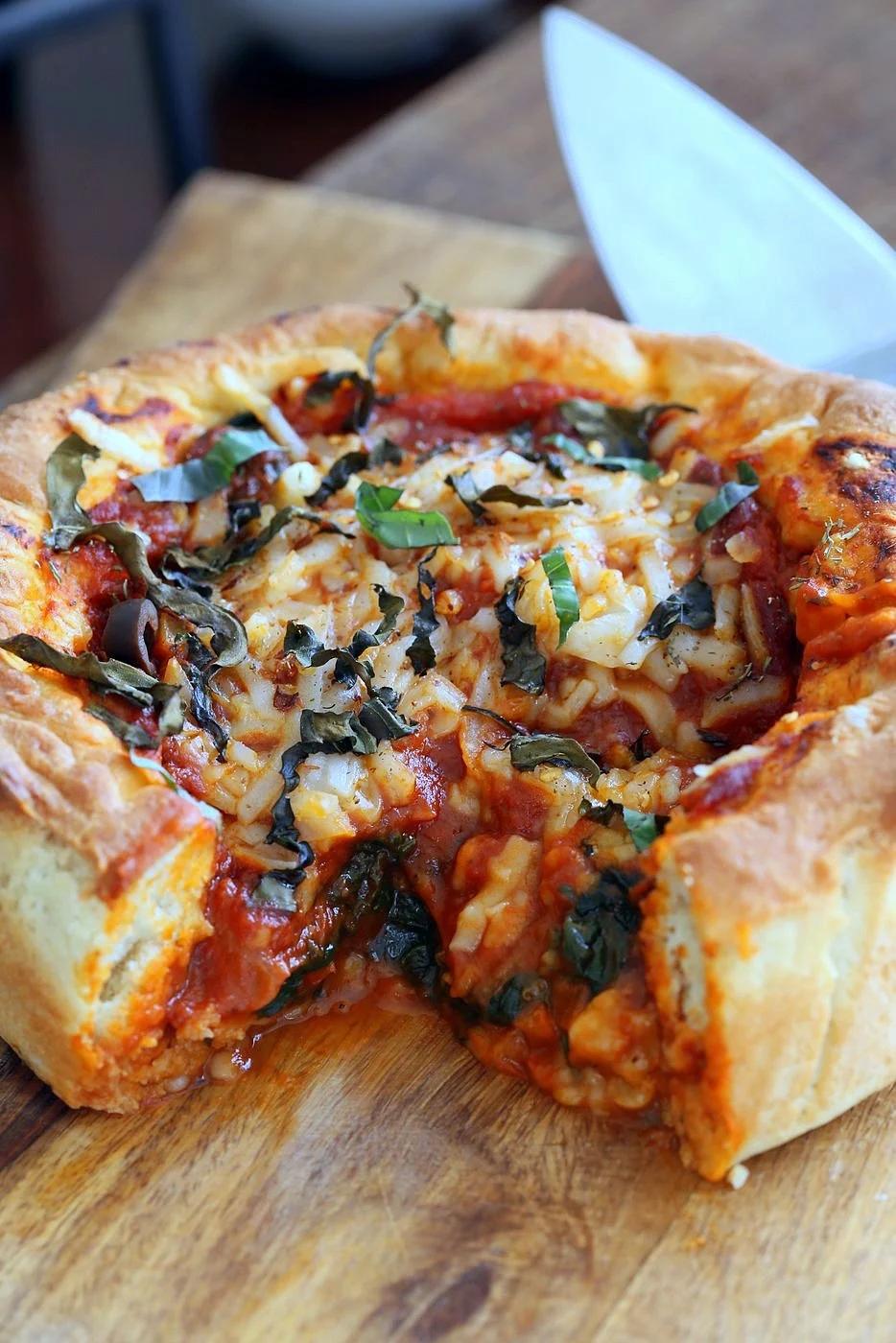 Vegan Deep Dish Pizza Recipe. Easy Deep Dish Pizza with from scratch crust, red pepper, spinach, vegan mozzarella and basil. Vegan Pizza Recipe. | VeganRicha.com