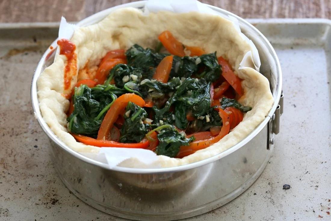 Vegan Deep Dish Pizza Recipe. Easy Deep Dish Pizza with from scratch crust, red pepper, spinach, vegan mozzarella and basil. Vegan Pizza Recipe. | VeganRicha.com