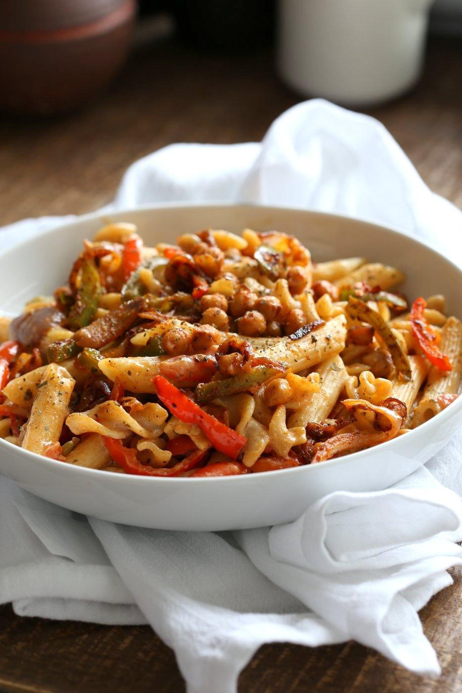 Vegan Fajita Pasta with Chickpeas and veggies. Easy Weeknight pasta with Taco seasoned veggies and beans mixed with creamy pasta. Vegan Soyfree Recipe. Can be gluten-free. #vegan #veganricha