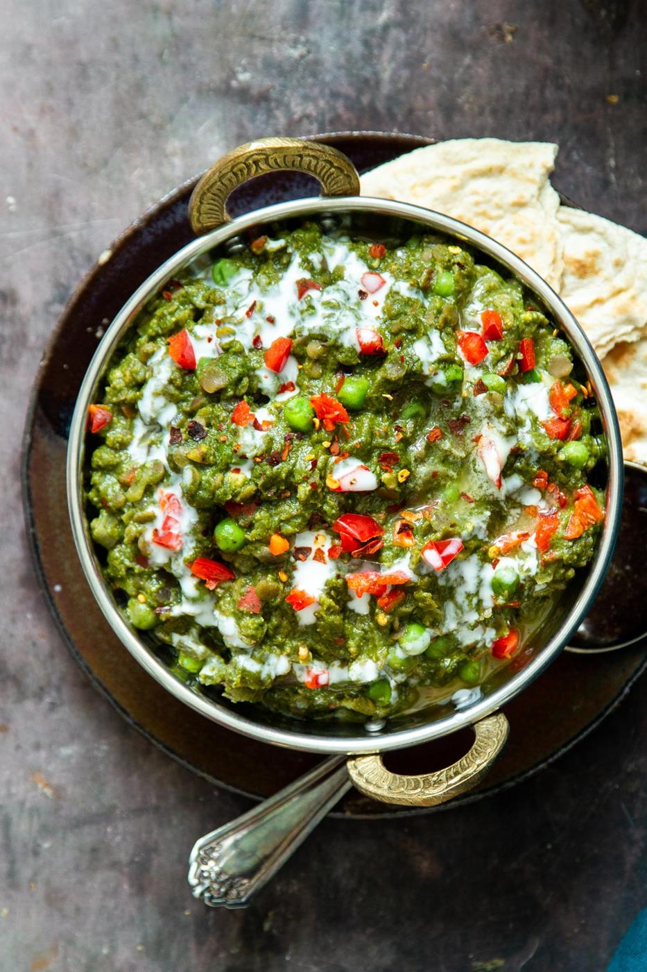 vegan green keema with peas and bell peppers served with a side of flatbread
