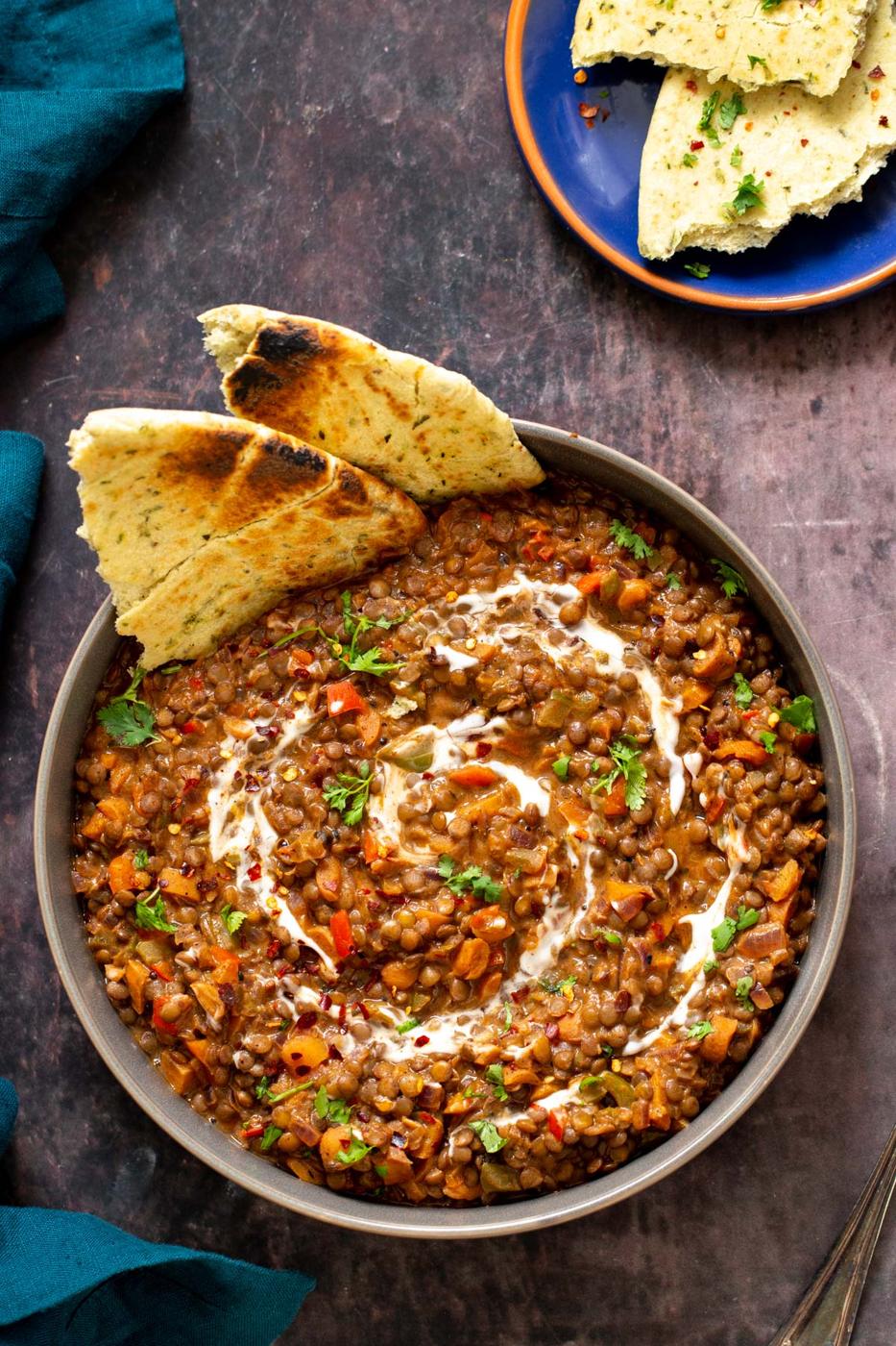 handli lentils served with naan bread