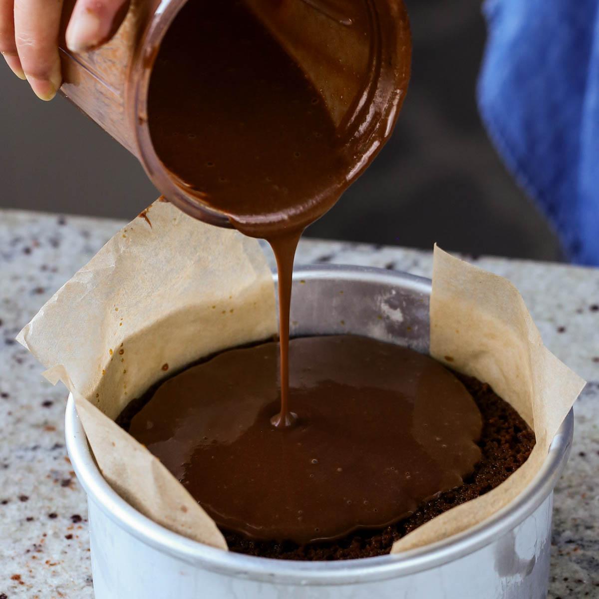 pouring on the second layer of mocha pudding