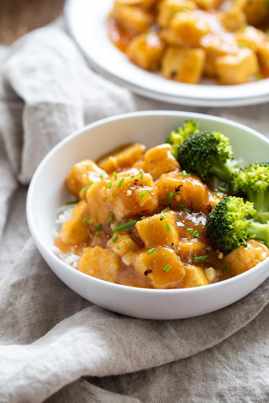 Easy Orange Tofu Recipe. Quick 30 Min Weeknight Meal. Baked Crisp Tofu with a Delicious Orange Sauce. Serve over rice/grains and with blanched broccoli or veggies. #Vegan #Glutenfree #Nutfree #OrangeTofu #Recipe #VeganRicha