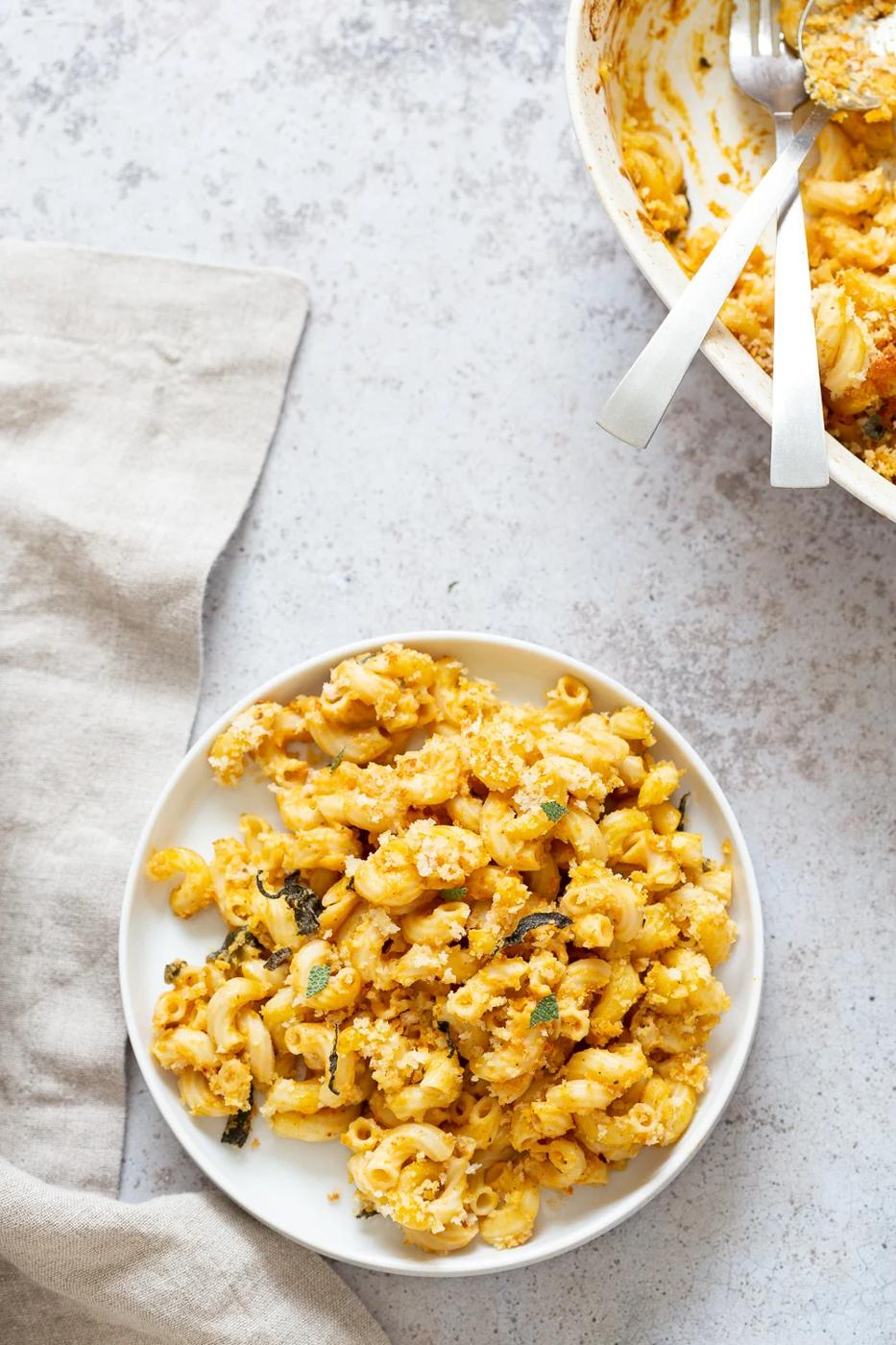 Vegan Pumpkin Mac and Cheese Bake. Easy Creamy Pumpkin Sauce with pasta, topped with crisp sage and breadcrumbs. #Vegan #Soyfree #Recipe #VeganRicha #nutfree option